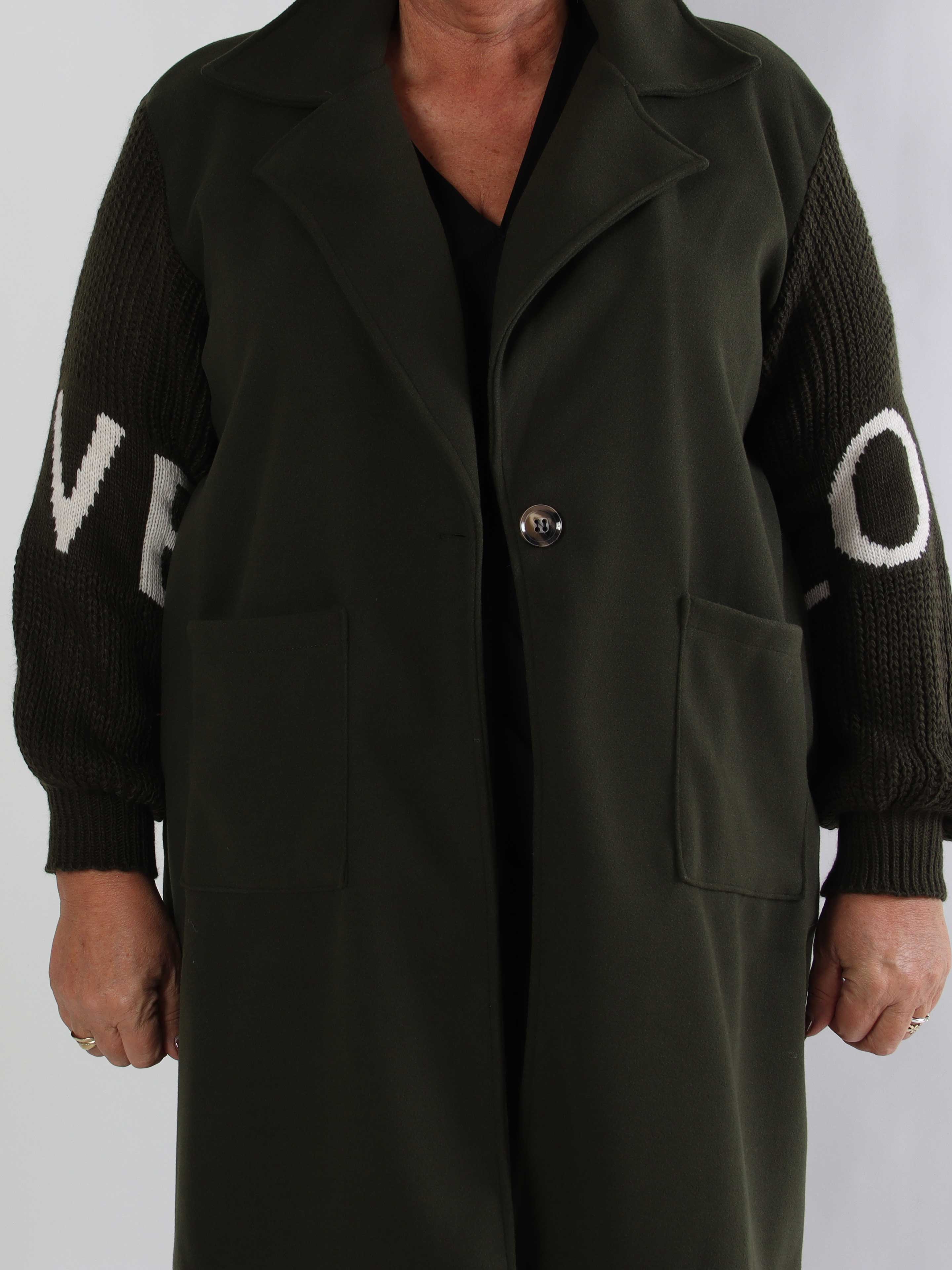 Debbie Midi - Fin plus size frakke med strikærmer